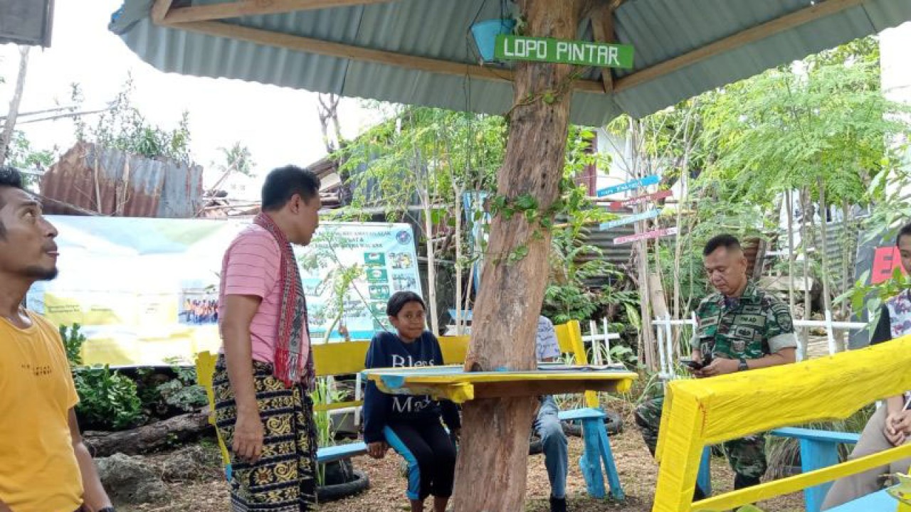 Pemerintah Kota Kupang di Provinsi Nusa Tenggara Timur mewajibkan semua kelurahan menyediakan lopo pintar, tempat kegiatan pembelajaran untuk membantu siswa SD yang belum bisa membaca dan menulis. (ANTARA/Benny Jahang)