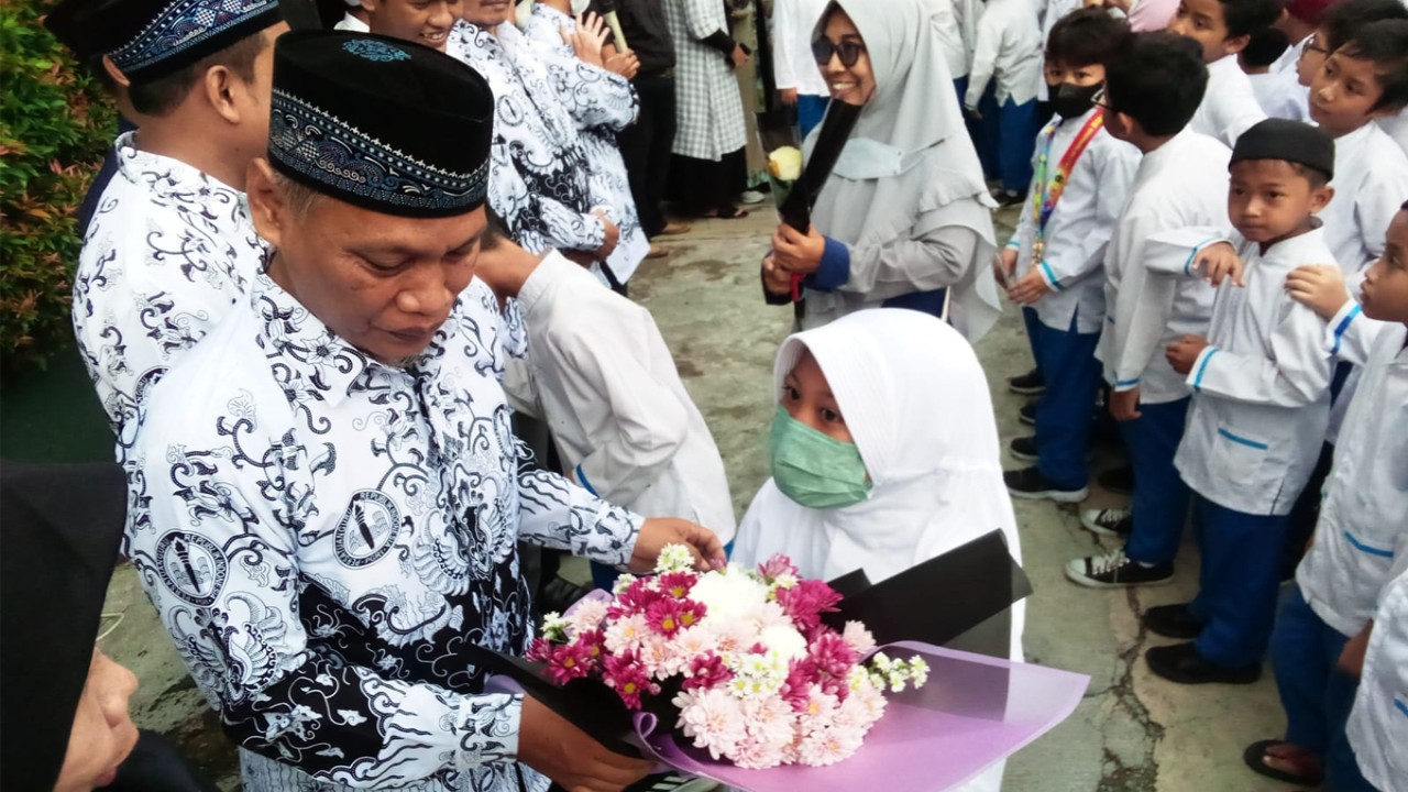 Peringati Hari Guru, Siswa SDI Al Husna, Kota Bekasi Beri Hadiah Bunga