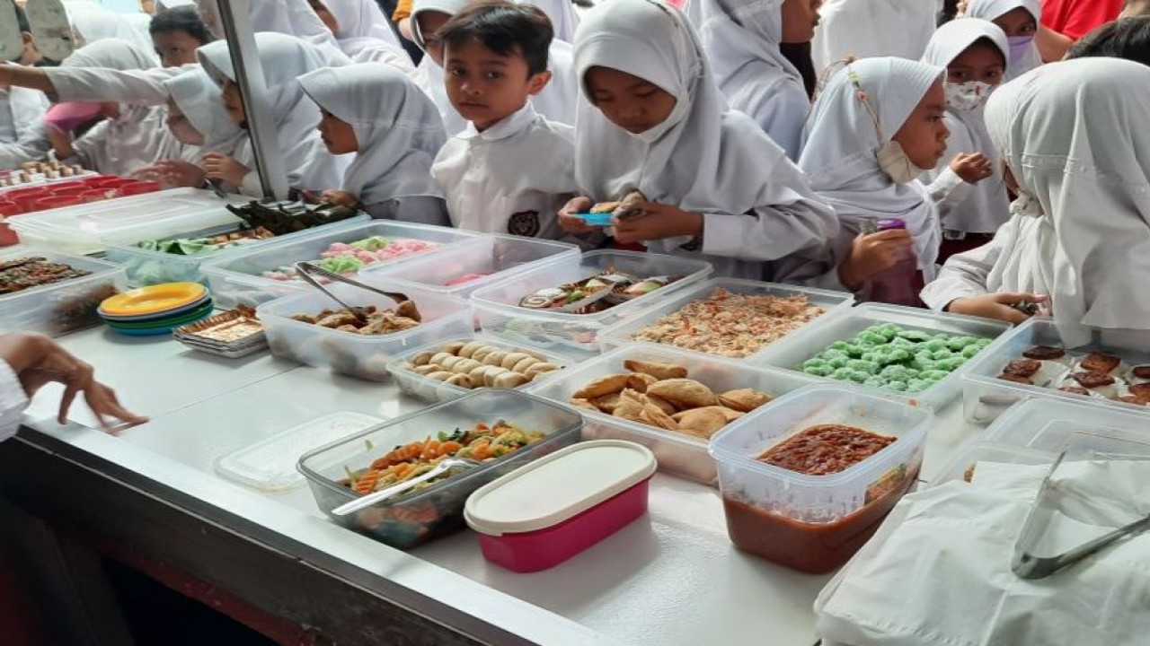 Siswa-siswa SDN Kotagede 3 Yogyakarta membeli makanan di kantin sekolah yang tergabung dalam program Warung Anak Sehat (WAS), Kamis (10/11/2022). WAS menjadi salah satu program di bawah payung gerakan bernama “Bersama Cegah Stunting” untuk mendukung Program Percepatan Penurunan Stunting. (ANTARA/Lia Wanadriani Santosa)