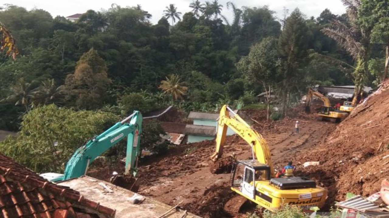 Situasi longsor yang tengah dikeruk di Desa Cijedil, Kecamatan Cugenang, Kabupaten Cianjur, Jawa Barat, Kamis (24/11/2022) (ANTARA/Wahyu Putro)