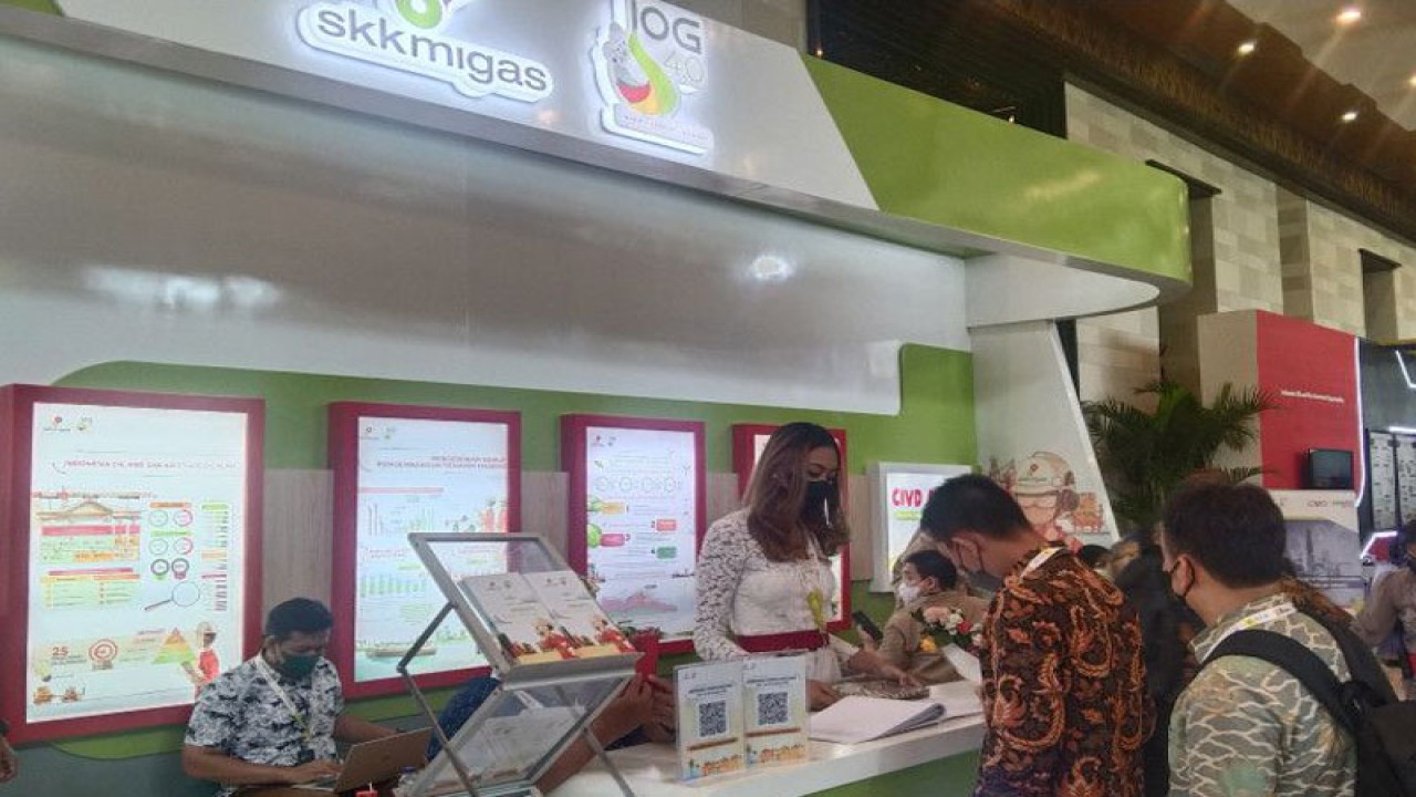 Peserta mengunjungi gerai SKK Migas pada Konvensi Internasional III Industri Hulu Minyak dan Gas 2022 di Bali Nusa Dua Convention Center (BNDCC), Kabupaten Badung, Bali, Kamis (24/11/2022). ANTARA/Dewa Ketut Sudiarta Wiguna