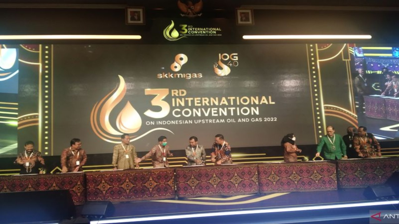 Pelaku industri hulu migas menandatangani kesepakatan komersial di sela Konvensi Internasional III Industri Hulu Minyak dan Gas 2022 di Nusa Dua, Bali, Jumat (25/11/2022). ANTARA/Dewa Ketut Sudiarta Wiguna