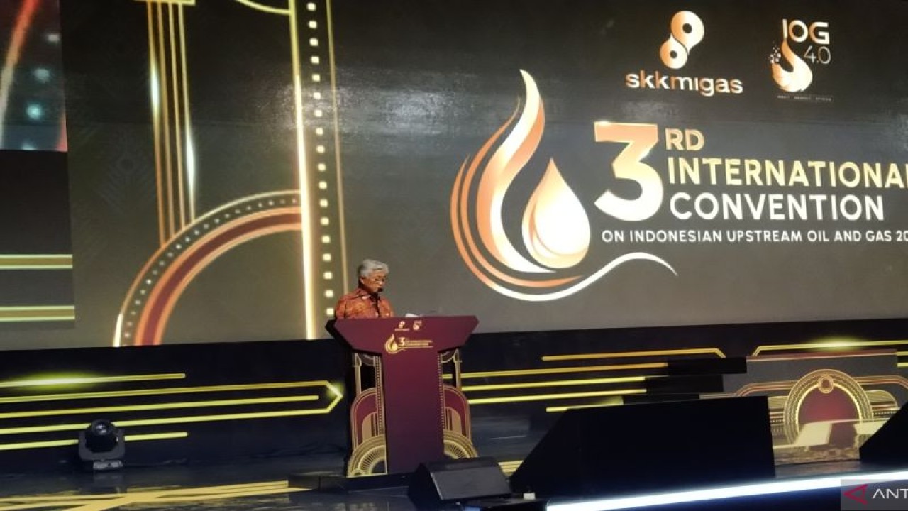 Kepala SKK Migas Dwi Soetjipto memberikan sambutan pada Konvensi Internasional III Industri Hulu Minyak dan Gas Indonesia 2022 di Nusa Dua, Kabupaten Badung, Bali, Rabu (23/11/2022). (ANTARA/Dewa Ketut Sudiarta Wiguna)