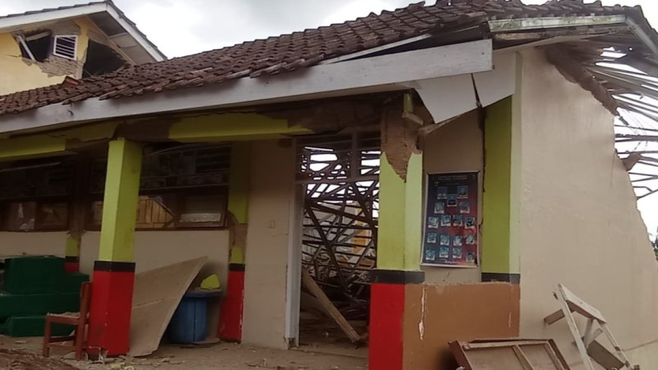 Kondisi ruang kelas SMKN 1 Cugenang di Kabupaten Cianjur, Provinsi Jawa Barat, yang rusak akibat gempa dengan magnitudo 5,6 yang berpusat di barat daya Cianjur pada Senin (21/11/2022) pukul 13.21 WIB. (ANTARA/HO-Humas Disdik Jawa Barat)