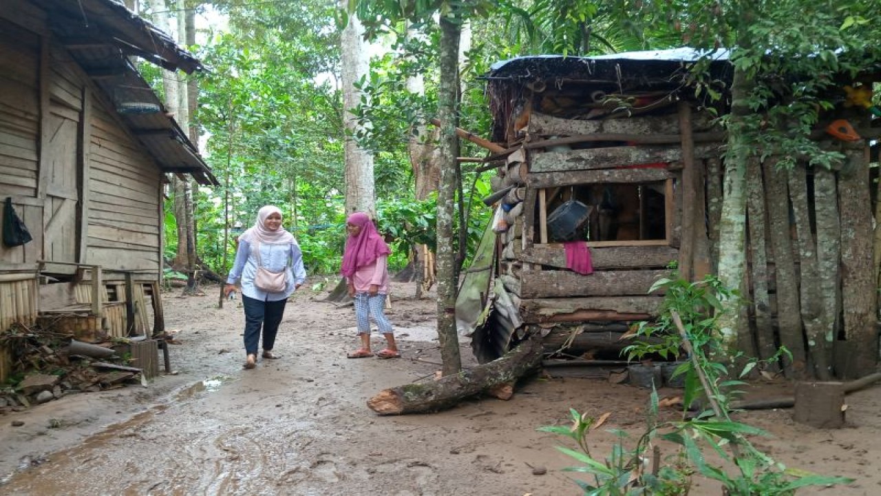 Salah seorang warga saat membersihkan sisa material banjir yang sebelumnya merendam rumahnya di Kabupaten Solok, Sumbar. ANTARA/Laila Syafarud