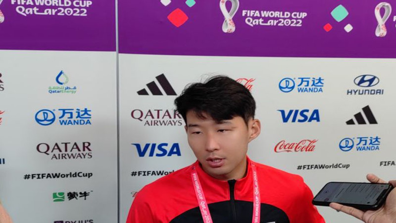 Bintang tim nasional Korea Selatan Son Heung-min melayani wawancara media selepas pertandingan Grup H Piala Dunia 2022 melawan Uruguay di Stadion Education City, Al Rayyan, Qatar, Kamis (24/11/2022). (ANTARA/Gilang Galiartha)
