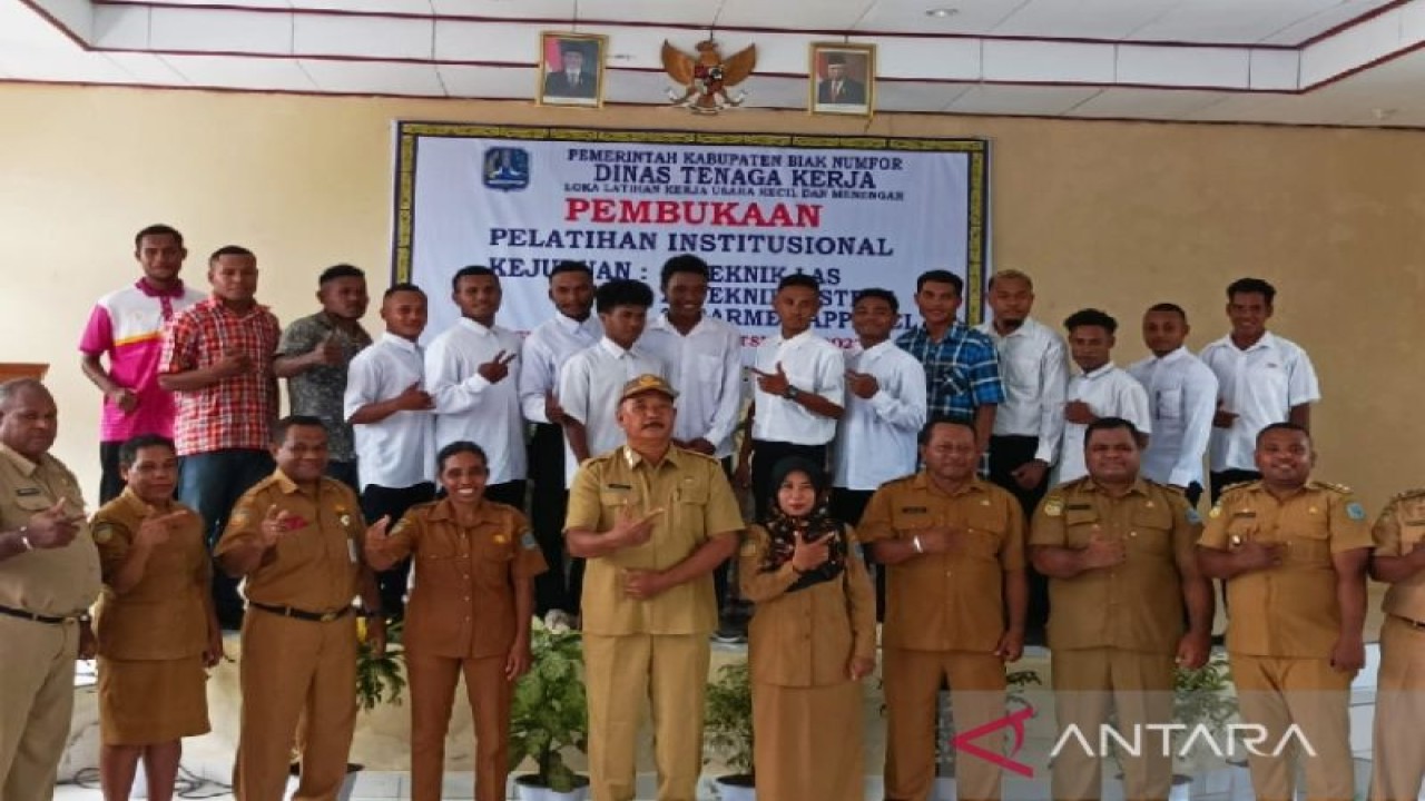 Staf Ahli Bupati Biak Numfor I Putu Wiadnyana yang ditunjuk menjabat Pelaksana tugas Kadis Pendidikan Biak saat bersama peserta pelatihan institusional di loka latihan kerja Biak Tahun 2022. ANTARA/Muhsidin