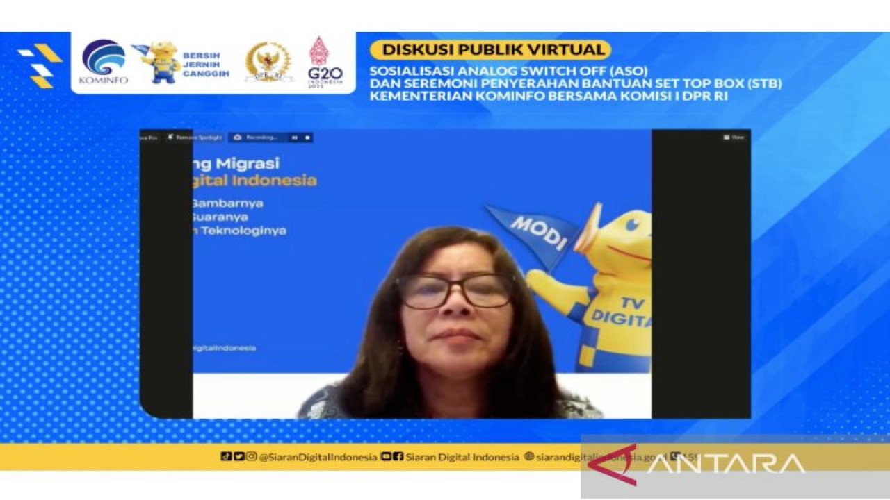 Staf Ahli Menteri Kominfo Rosarita Niken Widiastuti, saat webinar "Sosialisasi ASO dan Seremoni Penyerahan Bantuan STB Kominfo bersama Komisi I DPR RI Jawa Tengah", Senin (7/11/2022). (ANTARA/Natisha Andarningtyas)