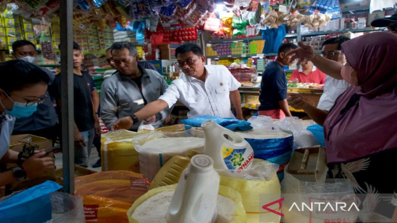 Kepala Staf Kepresidenan Moeldoko meninjau harga komoditas pangan di Pasar Tos 3000 di Batam, Kepulauan Riau, Selasa (22-11-2022). ANTARA/HO-Kantor Staf Presiden