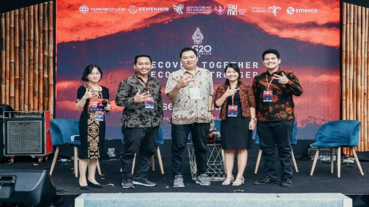 Sejumlah akademisi STMIK Primakara yang ikut terlibat dalam agenda side events G20 di Nusa Dua, Kabupaten Badung belum lama ini. FOTO ANTARA/HO-STMIK Primakara.