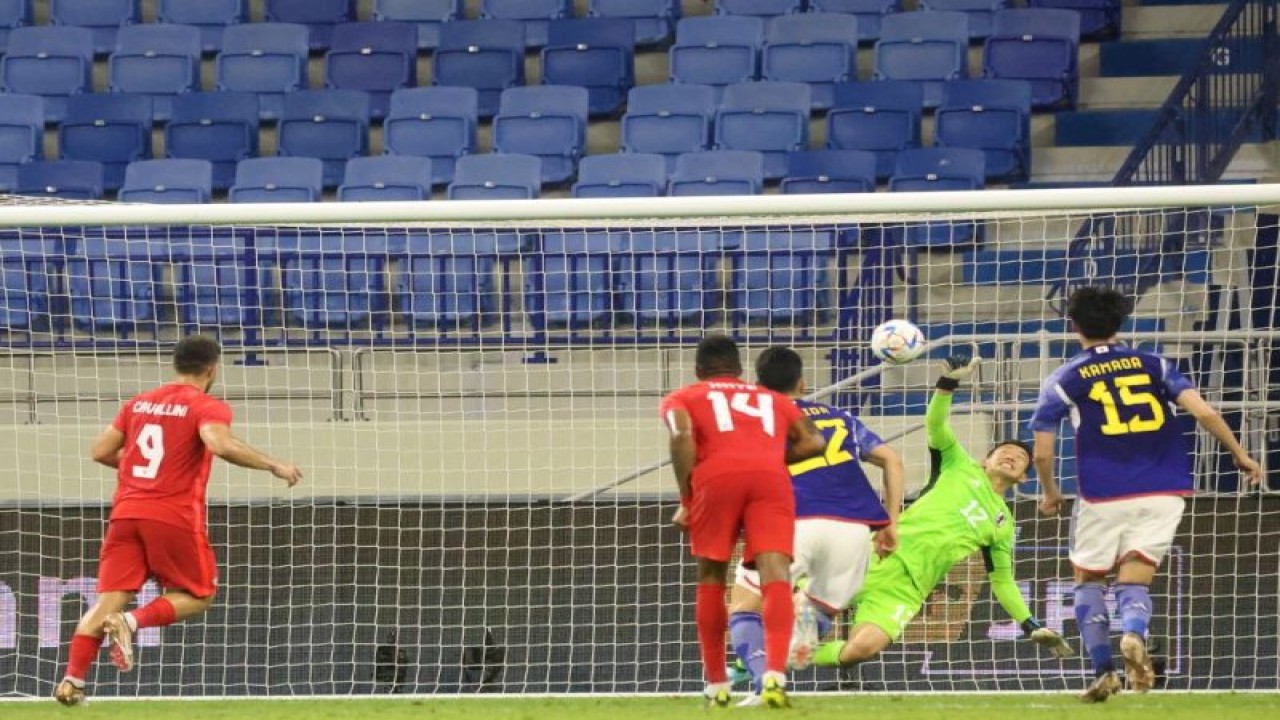 Striker Kanada Lucas Cavallini (kiri) mencetak gol dalam laga persahabatan antara Kanada dan Jepang di Stadion Al-Maktoum di Dubai pada 17 November 2022. (Photo by KARIM SAHIB / AFP) (ANTARA/AFP/KARIM SAHIB)