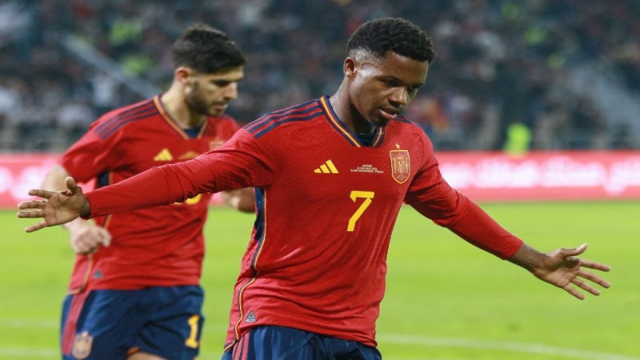 Striker timnas Spanyol Ansu Fati (kanan) melakukan selebrasi gol dalam pertandingan persahabatan antara Yordania dan Spanyol di Stadion Hussein Youth City di Amman, Yordania, pada 17 November 2022. (Photo by Khalil MAZRAAWI / AFP) (AFP/KHALIL MAZRAAWI)