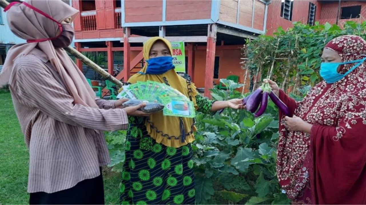 Ibu-ibu fokus menyiapkan asupan gizi sebagai upaya penurunan stunting.ANTARA/HO