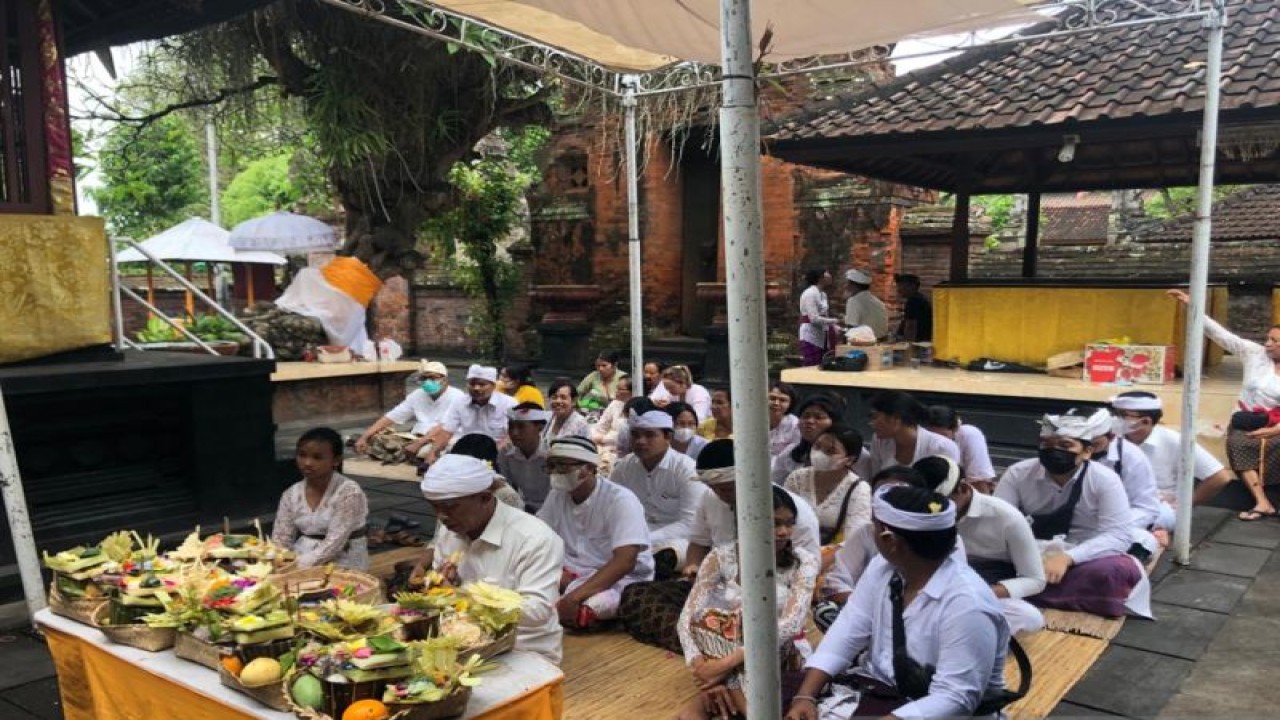 Suasana kegiatan keagamaan yang dilakukan umat Hindu di Denpasar, Bali, Jumat (11/11/2022). ANTARA/Ni Putu Putri Muliantari