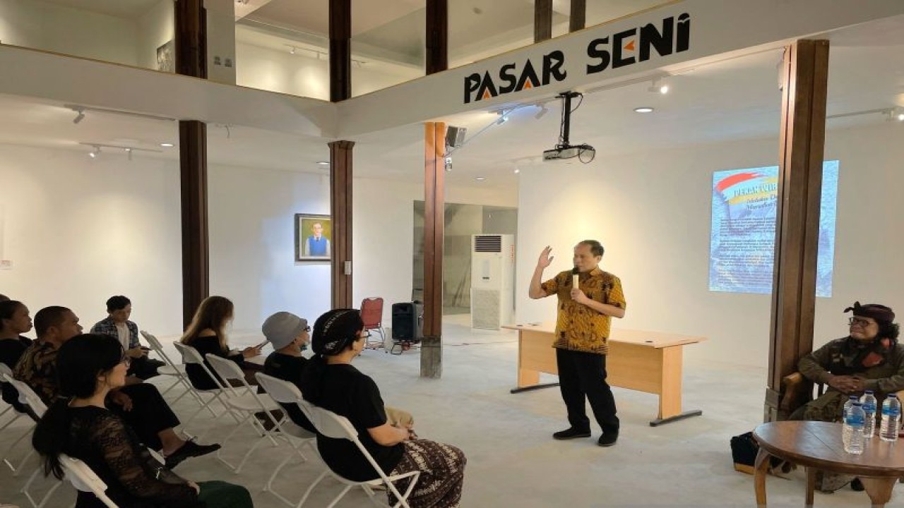 Suasana pameran lukisan "Pekan Wirabangsa: Melukis Daya Budi Memahat Budi Daya" yang diselenggarakan oleh Art Network COLlaboration Institute pada 10-20 November 2022 di Galeri North Artspace, Pasar Seni Ancol, Jakarta, Kamis (10/11/2022). (ANTARA/HO-BPIP)