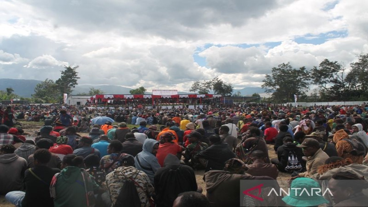 Suasana penjemputan Penjabat Gubernur Papua Pegunungan Nikolaus Kondomo di Wamena, Papua, Selasa (22/11/2022). (ANTARA/Marius Frisson Yewun)