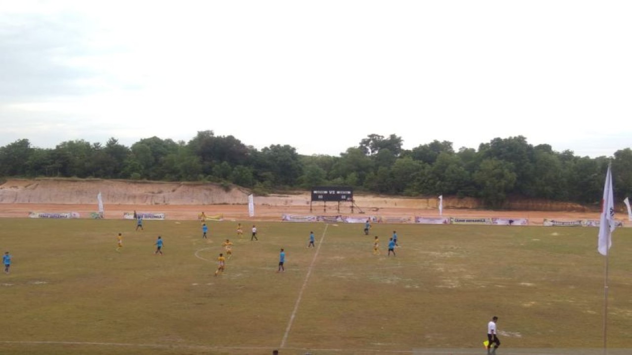 Suasana pertandingan sepak bola Porprov Kepri 2022 di Stadion Megat Alang Perkasa, Kabupaten Bintan, Jumat (11/11). (Ogen)