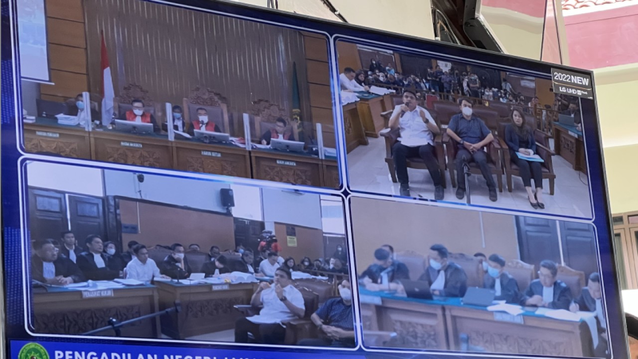 Suasana sidang untuk terdakwa Richard Eliezer, Kuat Maruf, dan Ricky Rizal dengan agenda pemeriksaan saksi di Pengadilan Negeri Jakarta Selatan, Jakarta, Senin (21/11/2022). ANTARA/Putu Indah Savitri