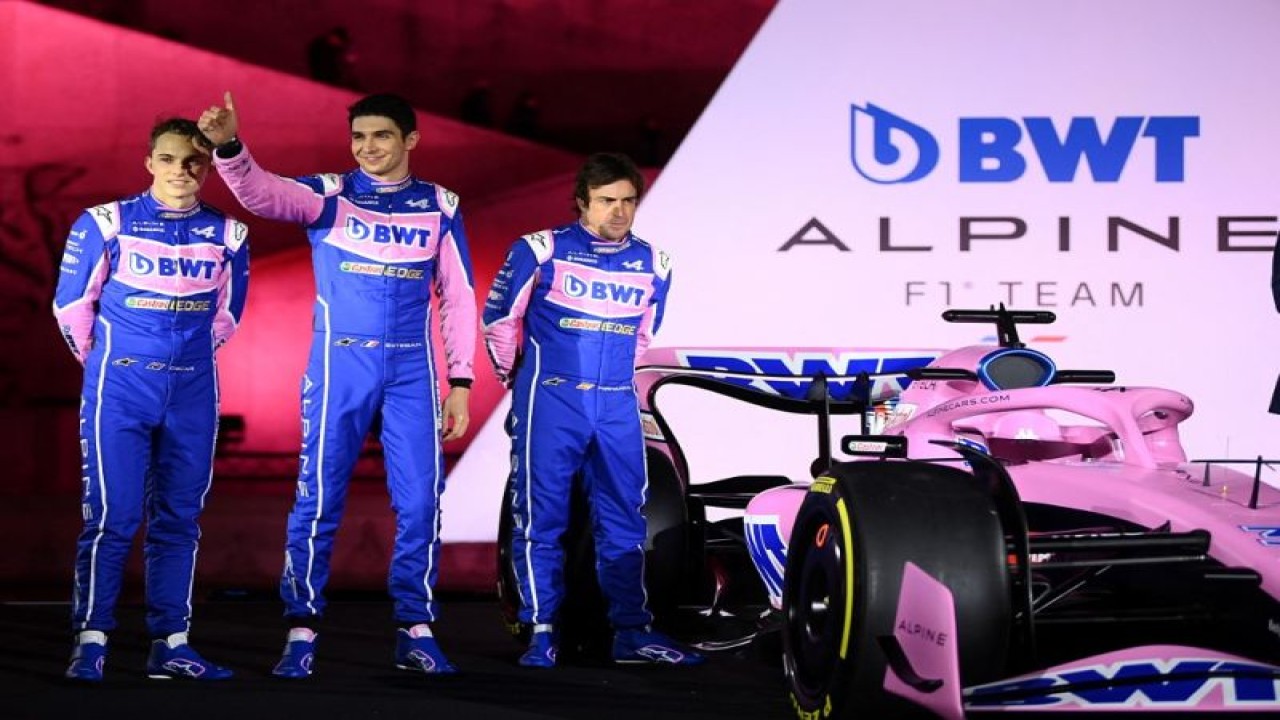 Foto arsip - (Dari kiri) Pebalap Australia Oscar Piastri, Esteban Ocon dari Prancis dan pebalap Spanyol Fernando Alonso berpose saat perkenalan mobil baru tim Formula 1 Alpine A522 jelang musim balap 2022 di Paris, 21 Februari 2022. (ANTARA/AFP/FRANCK FIFE)