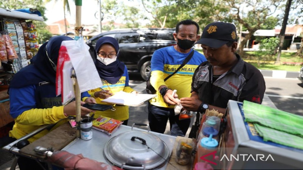 Sub Koordinator Kesehatan Lingkungan dan Penyehatan Pangan melakukan uji sampling pangan olahan yang dijual di Stadion Benteng Reborn dan sekitar venue Pekan Olahraga Provinsi (Porprov) VI Banten, Rabu