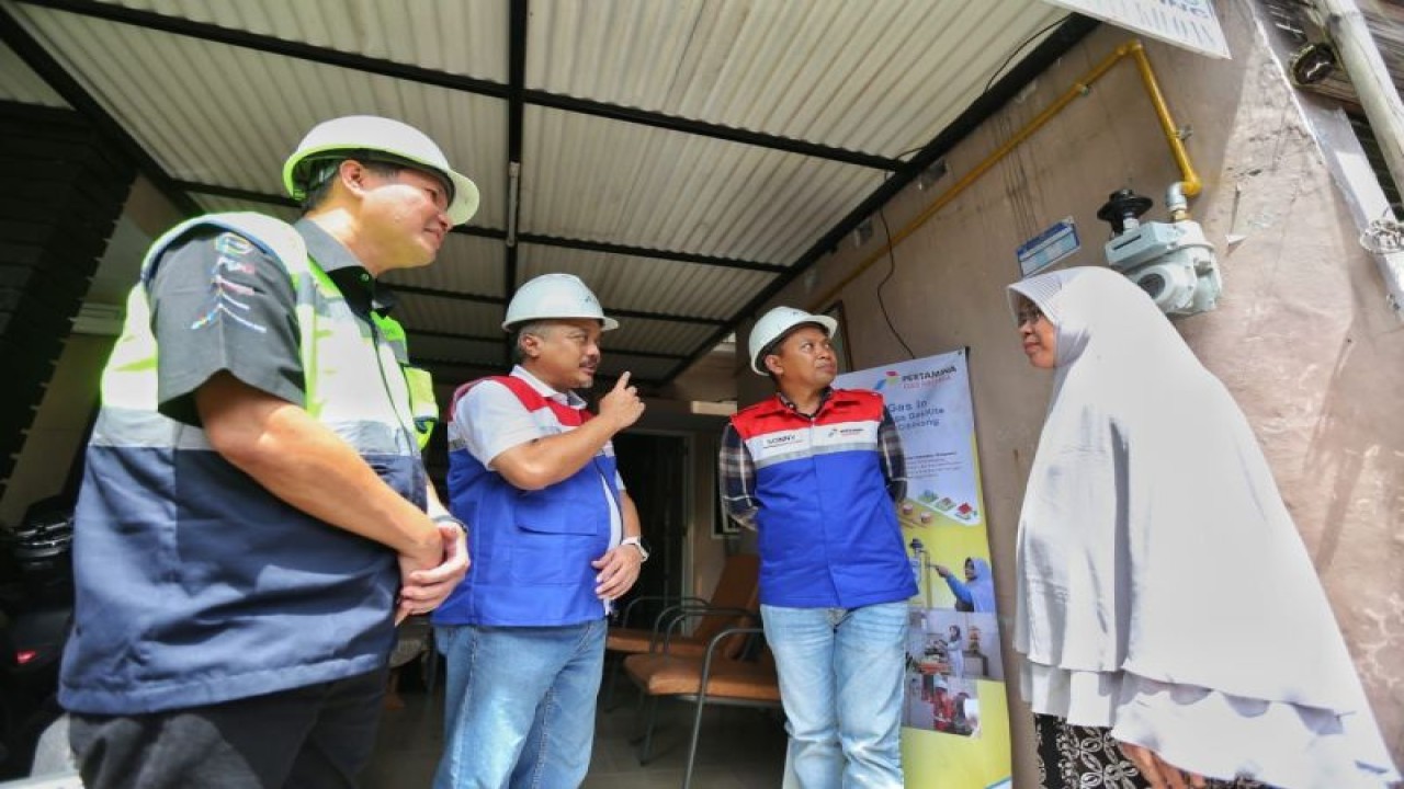 Subholding Gas PT Pertamina (Persero), PT PGN Tbk menyalurkan gas bumi perdana (gas in) di Perumahan Cibinong City, Kelurahan Sukahati, Kecamatan Cibinong, Kabupaten Bogor, Jawa Barat, Jumat (18/11/2022). ANTARA/HO-PT PGN Tbk