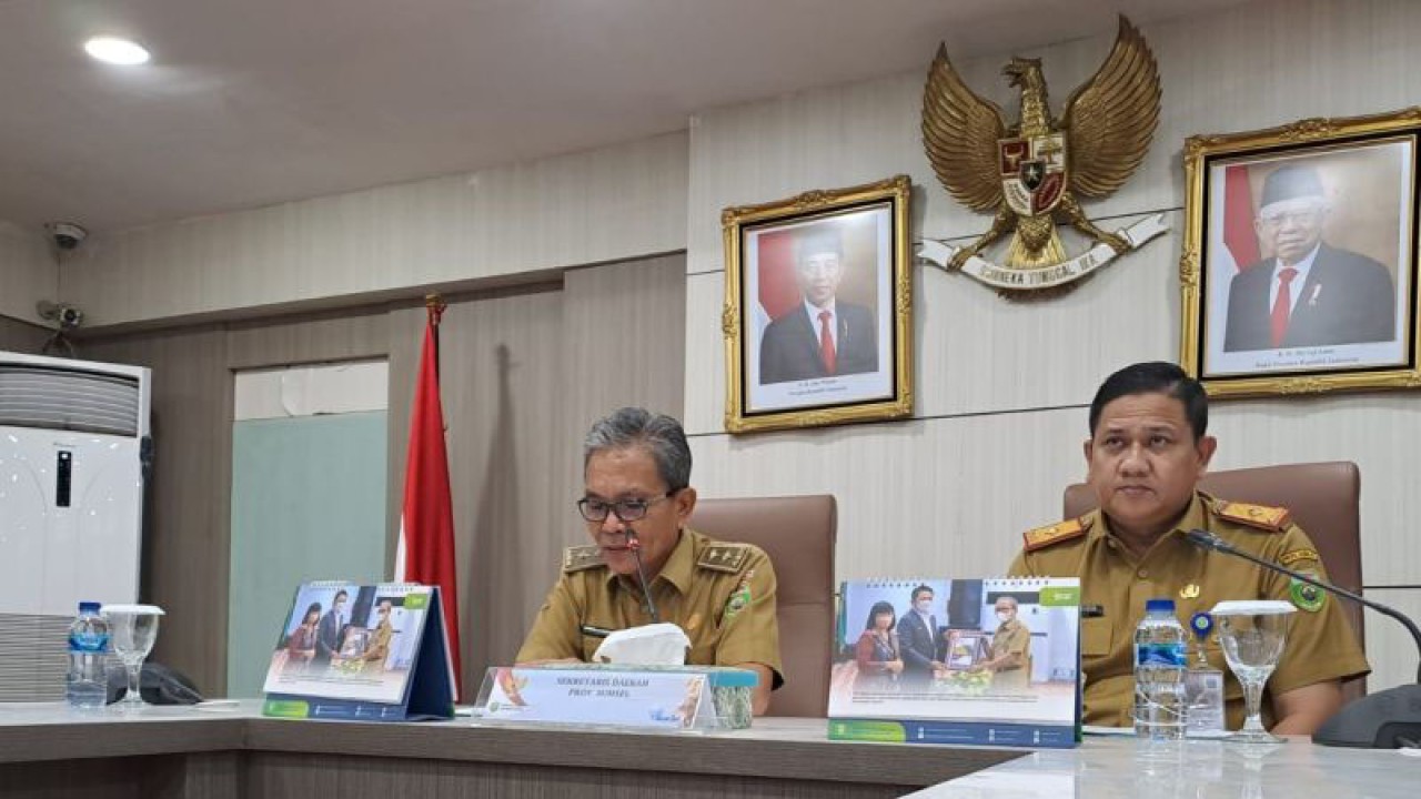 Sekretaris Daerah Provinsi Sumatera Selaran Supriyono didampingi Kepala Dinas Ketenagakerjaan dan Transmigrasi Koimudin, mengumumkan besaran nilai UMP 2023, Senin (28/11/2022) (ANTARA/M Riezko Bima Elko P/22)