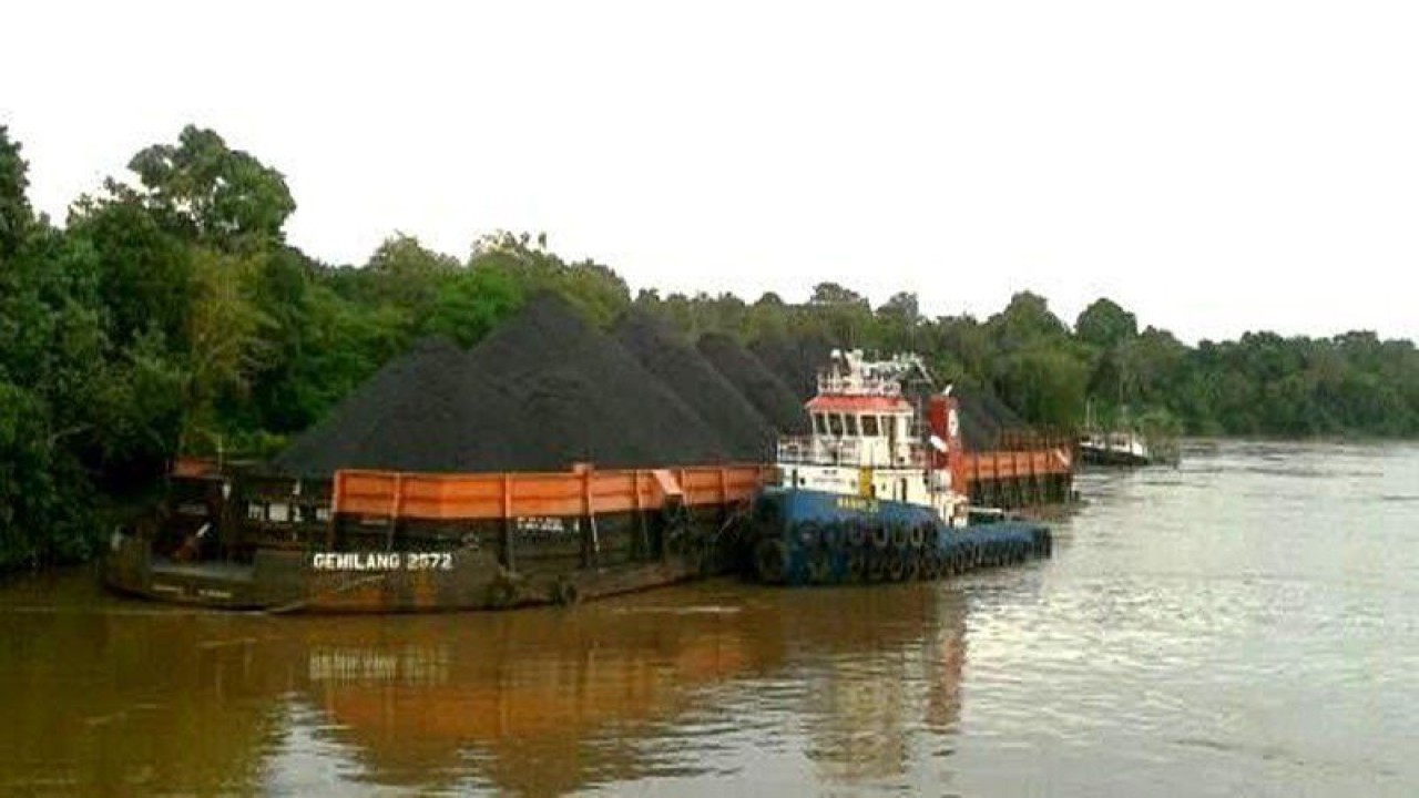 Kapal yang mengangkut ponton berisikan batu bara yang melintasi Jembatan Batang Hari II di Sungai Batang Hari, Jambi, Senin (14/11/2022). (FOTO ANTARA/HO-dok)