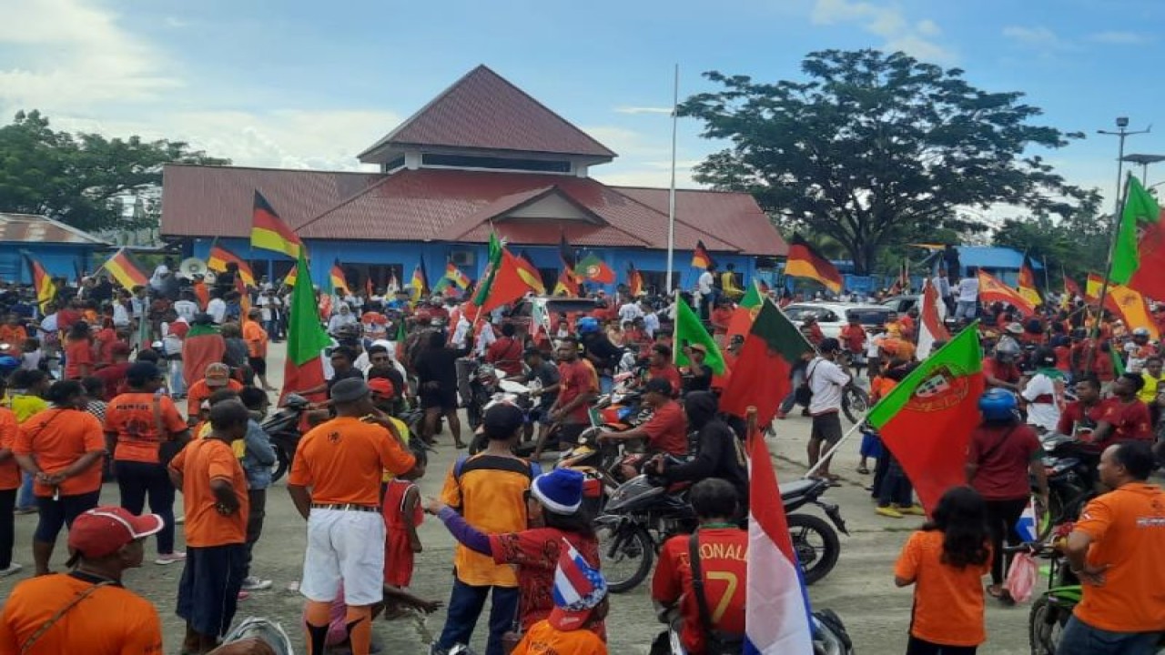 Ribuan suporter bola menggelar konvoi gabungan di jalan-jalan utama Kota Wasior, ibu kota Kabupaten Teluk Wondama, Papua Barat. (ANTARA/HO-Zack Tonu B)