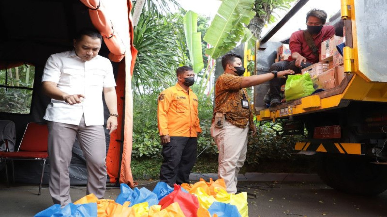 Wali Kota Surabaya Eri Cahyadi saat memantau pengepakan bantuan sembako untuk korban gempa Cianjur di Balai Kota Surabaya, Kamis (24/11/2022). (ANTARA/HO-Diskominfo Surabaya)