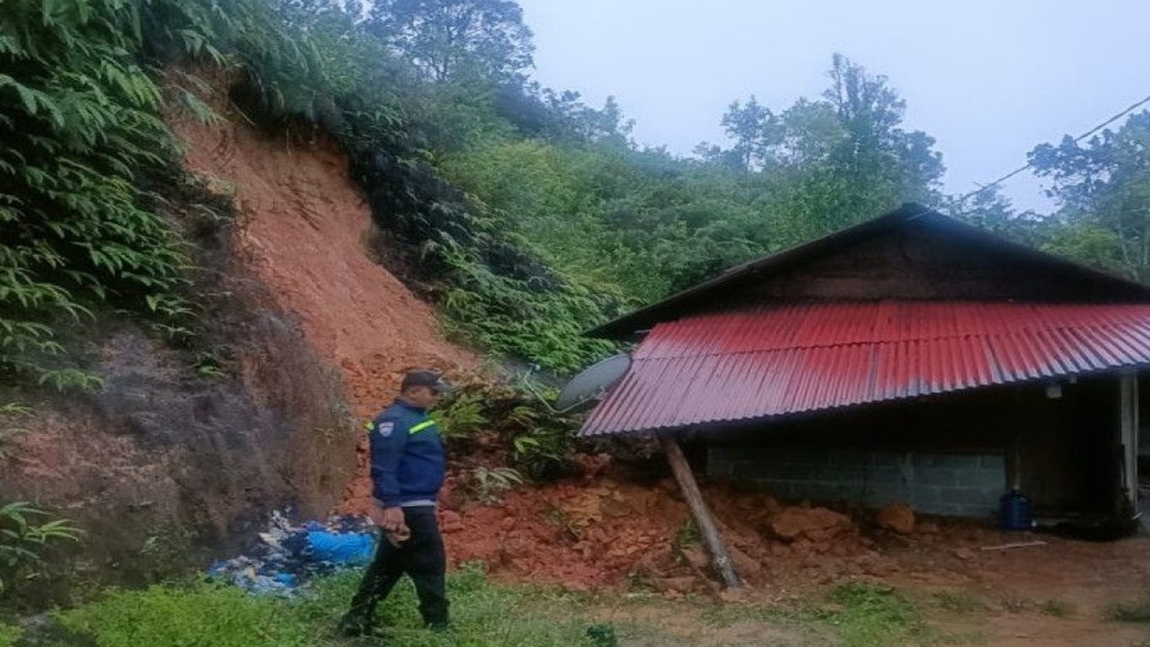 Tanah longsor menimpa bagian rumah warga di Jorong Lubuk Selasih, Nagari Batang Barus, Kecamatan Gunung Talang, Kabupaten Solok, Provinsi Sumatera Barat, Kamis (17/11/2022). (ANTARA/HO Polsek Gunung Talang)