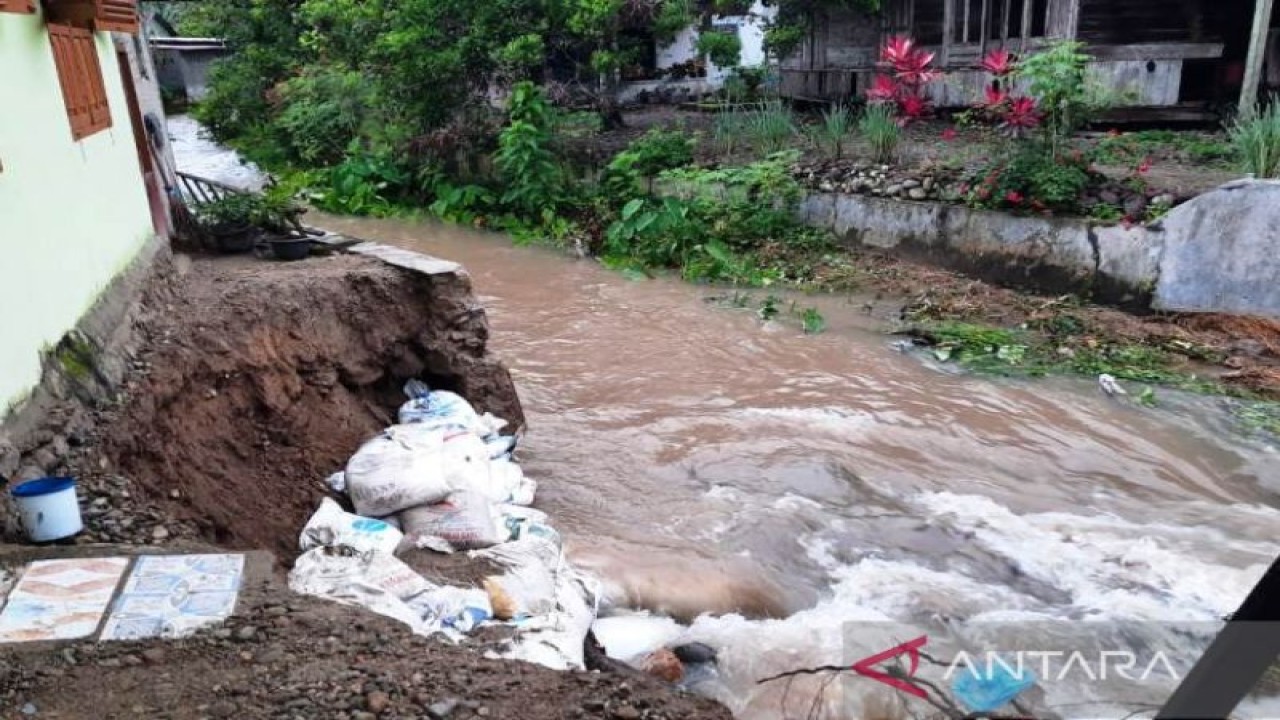Tanggul Sungai Cangkar, Kecamatan Sungai Pagu, terban dihantam arus sungai setelah hujan melanda daerah itu pada Rabu (9/11). (ANTARA/HO-BPBD Solok Selatan)