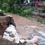 Tanggul Sungai Cangkar, Kecamatan Sungai Pagu, terban dihantam arus sungai setelah hujan melanda daerah itu pada Rabu (9/11). (ANTARA/HO-BPBD Solok Selatan)-1668149752