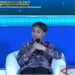 Tangkapan layar Ekonom dan Dekan Fakultas Ekonomi dan Bisnis Universitas Indonesia Teguh Dartanto dalam webinar, Jumat (18/11/2022). (ANTARA/Sanya Dinda)-1668751612