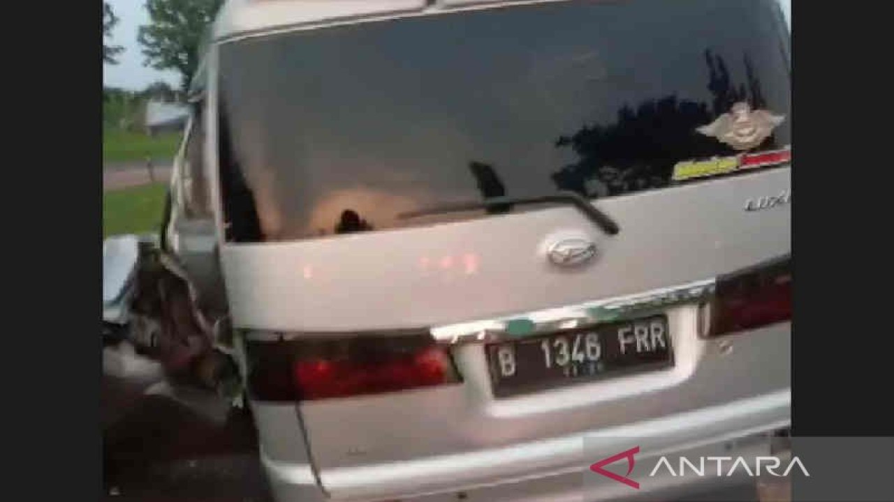 Tangkapan layar- Kendaraan minibus yang terlibat kecelakaan di KM 139 Tol Cipali Indramayu, Jawa Barat, Selasa (15/11/2022). (ANTARA/Khaerul Izan)