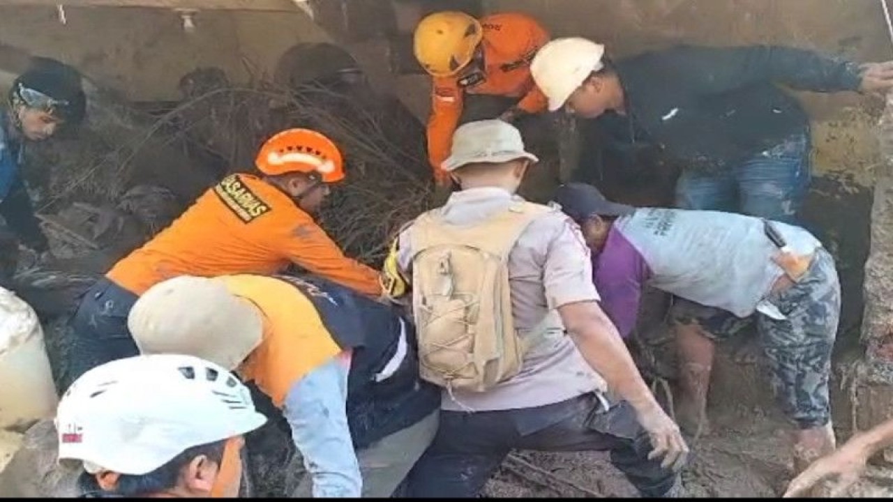 Tangkapan layar rekaman video yang menunjukkan upaya petugas penyelamat dan warga menemukan korban tanah longsor di Desa Lonjoboko, Kecamatan Parangloe, Kabupaten Gowa, Sulawesi Selatan, Kamis (17/11/2022). (ANTARA/Dokumentasi Basarnas Makassar)