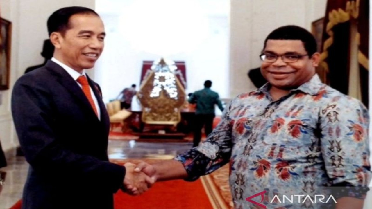 Tangkapan layar- Tokoh muda Papua Septinus George Saa bersalaman dengan Presiden Joko Widodo pada sebuah agenda di Instana Negara di Jakarta. (ANTARA/HANS ARNOLD KAPISA)