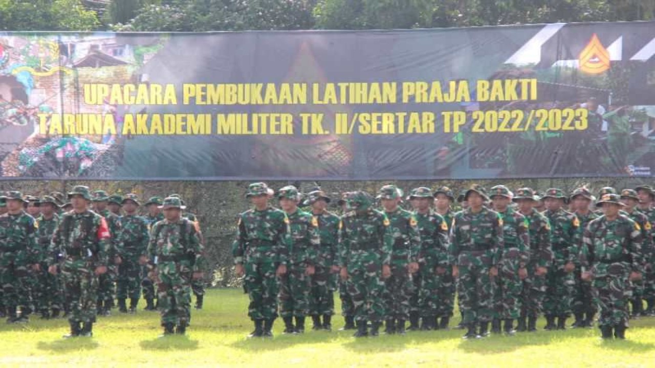 Taruna Akademi Militer (Akmil) Tingkat II/Sertar Tahun Pendidikan 2022/2023 mengikuti upacara pembukaan Latihan Praja Bakti di Lapangan Maron, Kabupaten Temanggung. ANTARA/HO - Penhumas Akmil