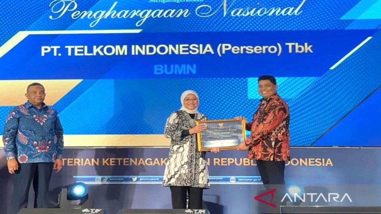 Penghargaan Telkom sebagai BUMN yang mempekerjakan Tenaga Kerja Penyandang Disabilitas yang diserahkan oleh Menteri Ketenagakerjaan Republik Indonesia Ida Fauziyah (tengah) kepada Direktur Human Capital Management Telkom Afriwandi (paling kanan). (ANTARA/HO/Telkom)