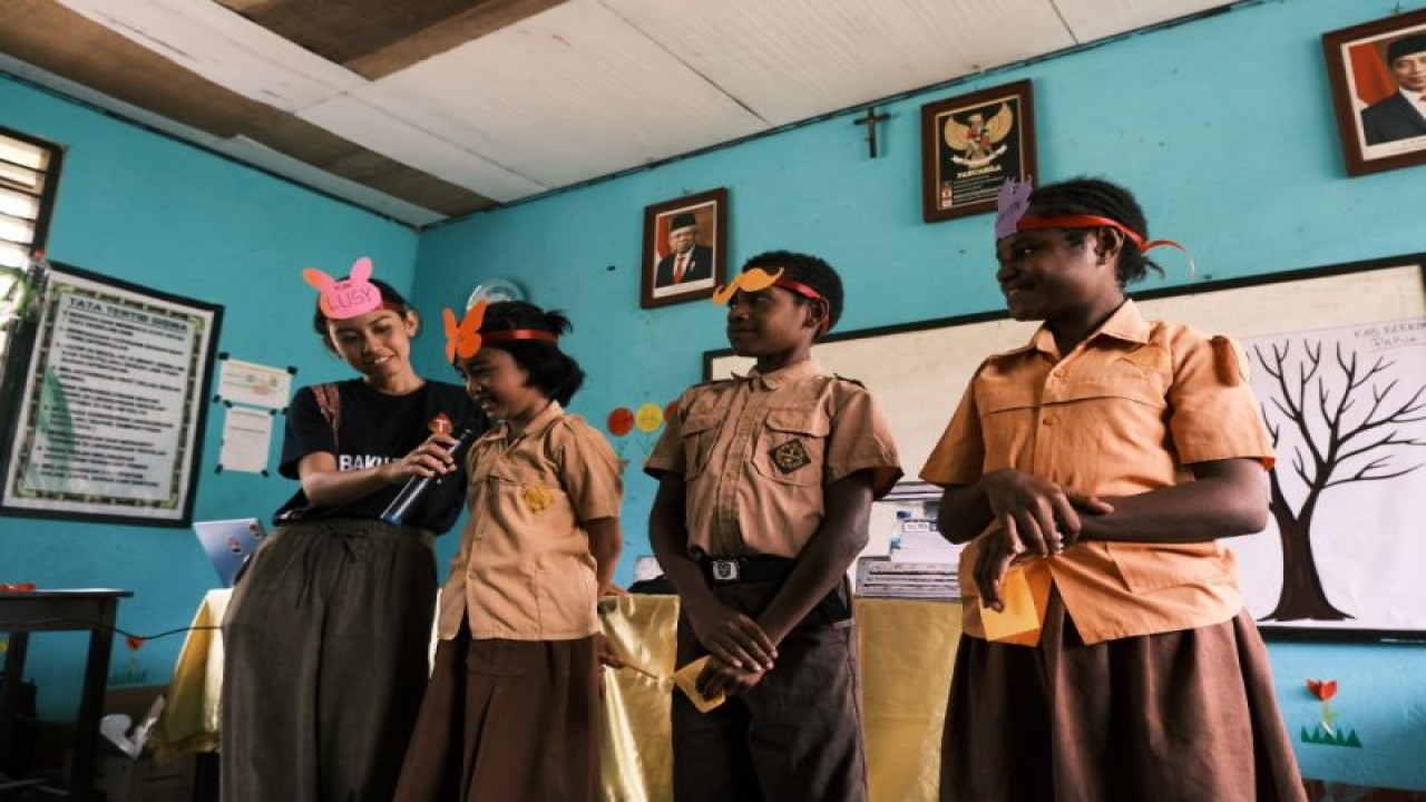 Telkomsel melakukan sosialisasi kepada anak SD YPPK Wembi, Distrik Mannem yang dilaksanakan pada Jumat (18/11/2022). (ANTARA/ HO - Humas Telkomsel Papua)