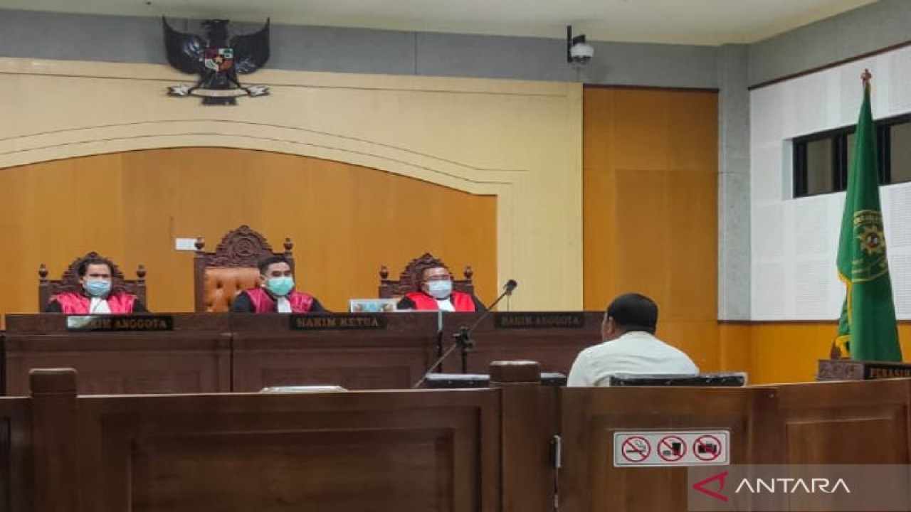 Terdakwa Boymin yang merupakan anggota DPRD Kabupaten Bima duduk di kursi pesakitan mengikuti sidang perdana dengan agenda pembacaan dakwaan oleh penuntut umum di Pengadilan Negeri Tipikor Mataram, NTB, Jumat (11/11/2022). ANTARA/Dhimas BP