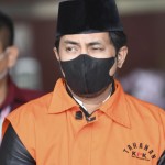 Terdakwa Bupati nonaktif Penajam Paser Utara (PPU) Abdul Gafur Mas'ud (kanan)-1668752102