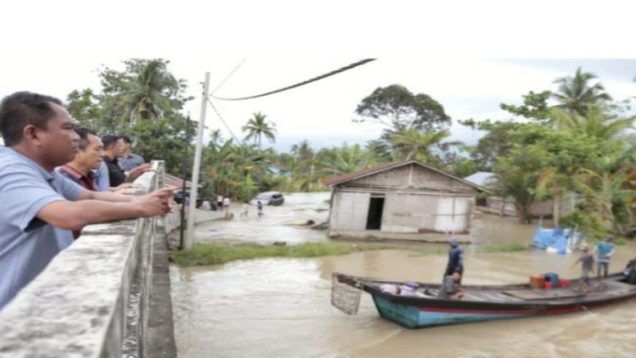 Bupati Sergai, Sumatera Utara, Darma Wijaya saat menijau salah satu desa yang terendam banjir akibat meluapnya air sungai di daerah itu, Jumat (18/11/2022) (FOTO ANTARA/HO-Humas Pemkab Sergai)