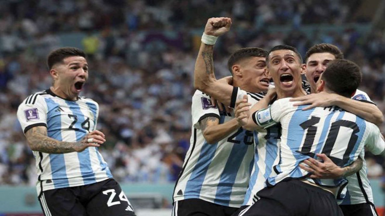 Kapten timnas Argentina Lionel Messi merayakan golnya bersama rekan-rekan satu timnya, Julian Alvarez, Angel Di Maria, Nahuel Molina dan Enzo Fernandez, dalam pertandingan Grup C antara Argentina dan Meksiko di Stadion Lusail, Qatar, 26 November 2022. (REUTERS/PEDRO NUNES)