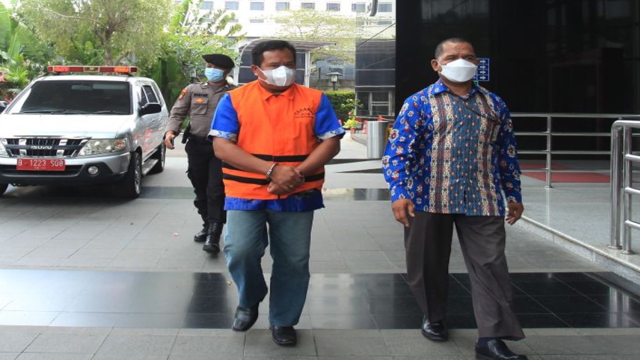 Tersangka Direktur Solata Sukses Membangun (PT SSM) Marten Toding (kiri) tiba untuk menjalani pemeriksaan di Gedung Merah Putih KPK, Jakarta, Jumat (30/9/2022). . ANTARA FOTO/Reno Esnir/foc. (ANTARA FOTO/RENO ESNIR)