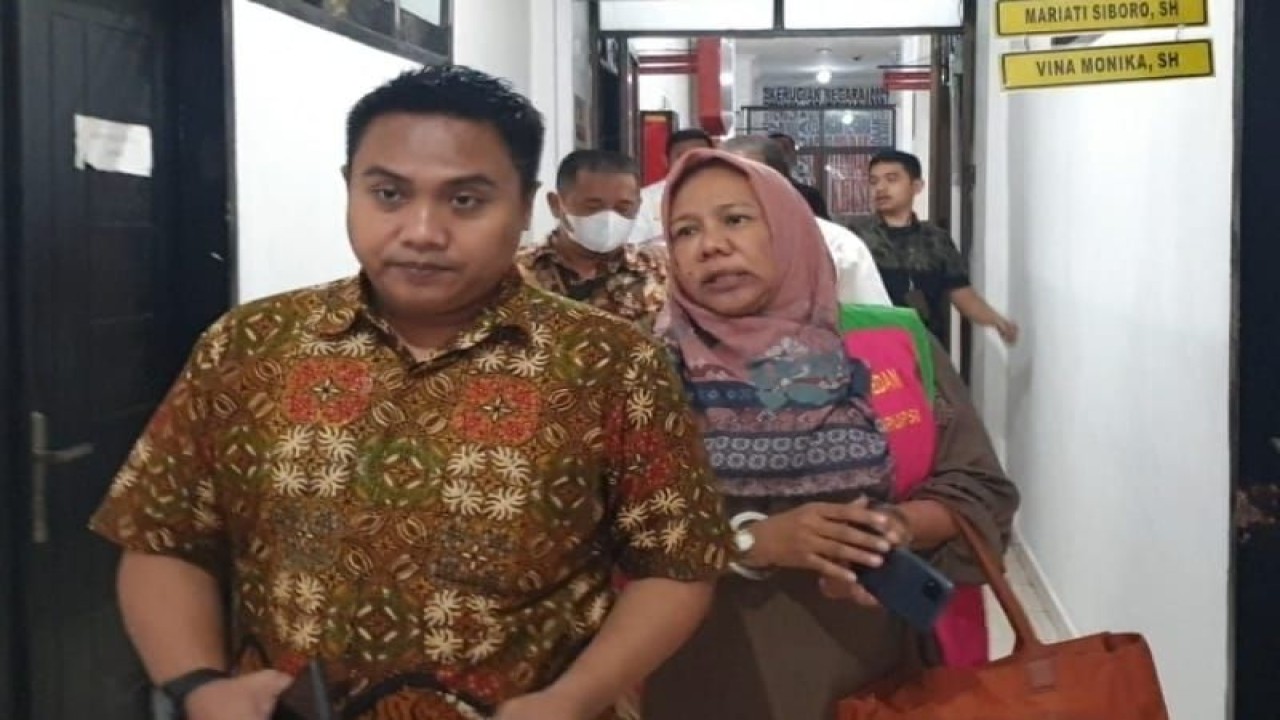 Tersangka HDY (kanan) mantan Kepala Dinas PPKB Provinsi Sumatera Utara, ditahan Kejaksaan Negeri Medan, dalam kasus dugaan korupsi. (Foto:ANTARA/HO)