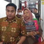Tersangka HDY (kanan) mantan Kepala Dinas PPKB Provinsi Sumatera Utara, ditahan Kejaksaan Negeri Medan, dalam kasus dugaan korupsi. (Foto:ANTARA/HO)-1668221493