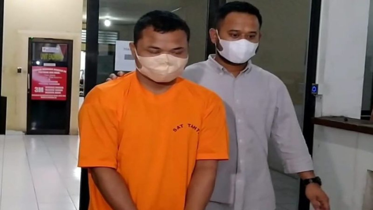 Tersangka RS (kiri) pelaku penistaaan agama ditangkap Polrestabes Medan. (Foto:ANTARA/HO)