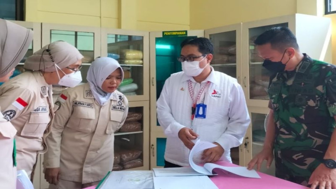 Tim dari lembaga akreditasi Fasilitas Kesehatan Indonesia (Falki) saat memeriksa di RS dr Bratanata Jambi.(ANTARA/HO/Penrem 042/Gapu)