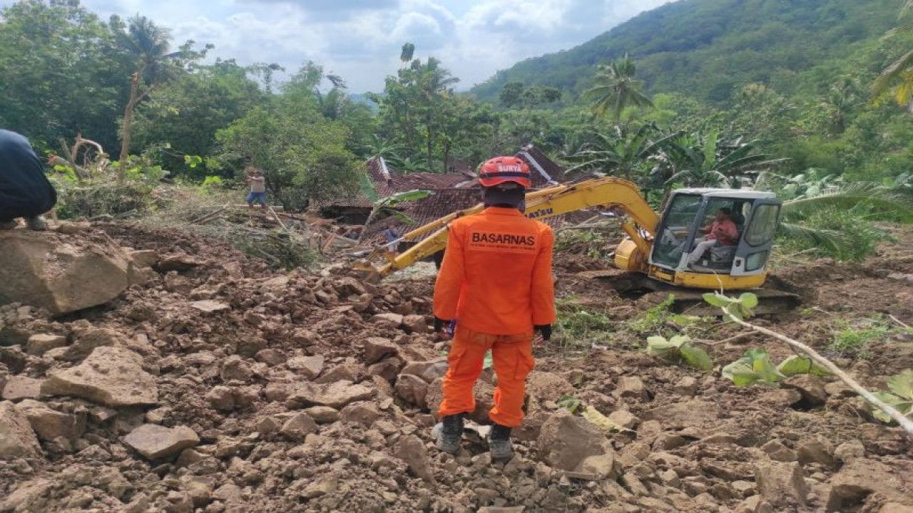 Tim Basarnas Yogyakarta mencari korban tanah longsor di Candirejo, Kabupaten Gunungkidul, Sabtu (19/11). (ANTARA/HO-Basarnas Yogyakarta)