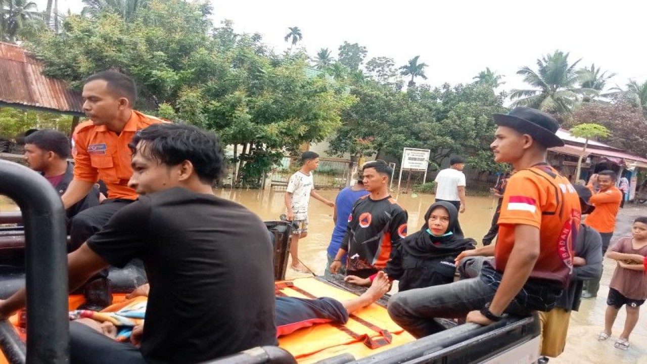 Tim BPBD Kabupaten Bireuen mengevakuasi korban banjir yang terjadi di Kecamatan Makmur, Kabupaten Bireun, Provinsi Aceh, Sabtu (19/11/2022). (ANTARA/HO-BNPB)